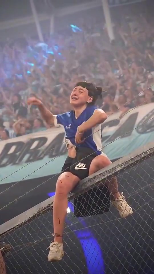 真球迷啊此前阿根廷女球迷爬上鐵網(wǎng)慶祝卻被劃破衣服