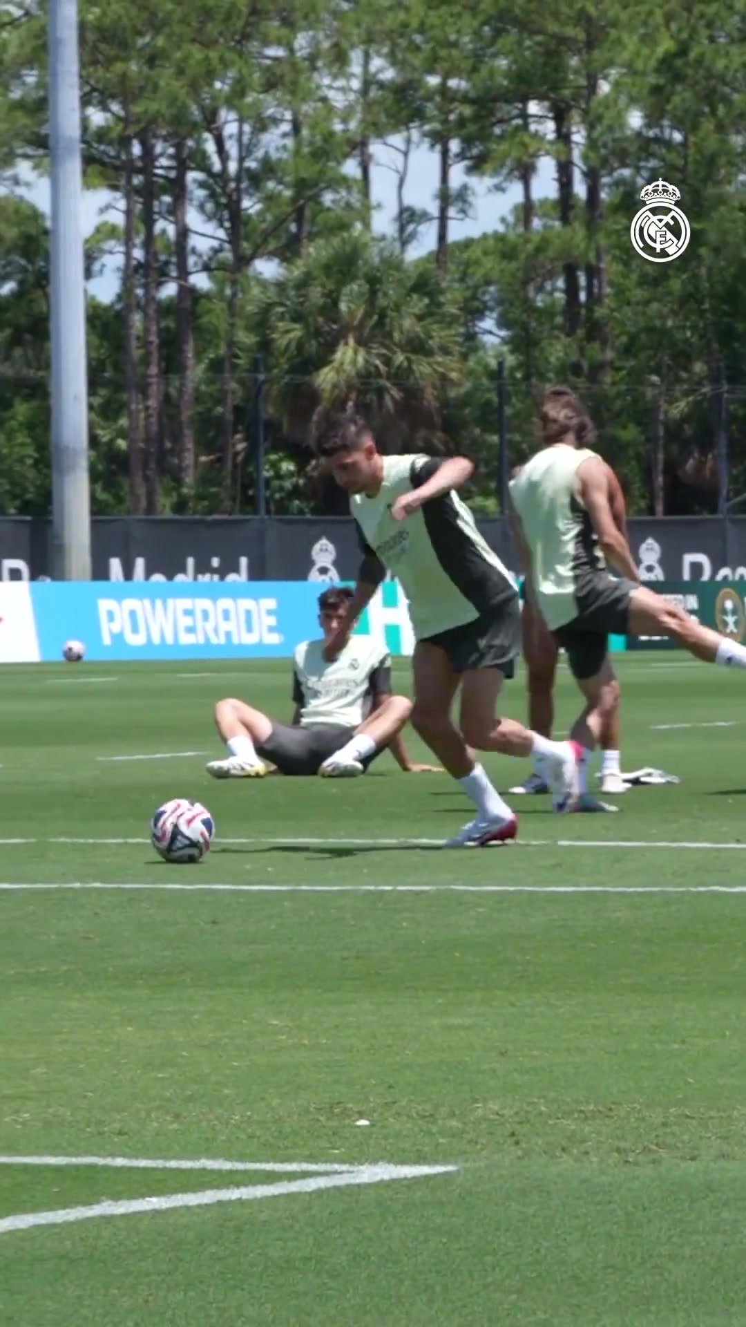 阿隆索親自給球員喂球齊達內(nèi)當年也是親自示范并參與訓練