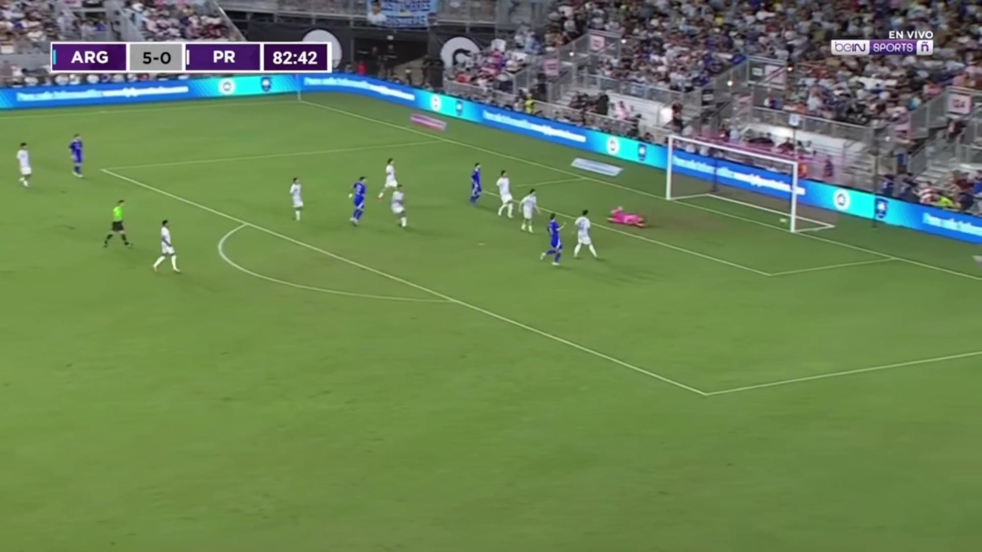 秀兒梅西腳后跟助攻勞塔羅破門進(jìn)球后塔羅深情擁抱梅西