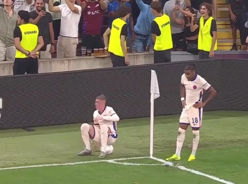 這一刻的氛圍感真的拉滿了名場面帕爾默坐在球上看煙花