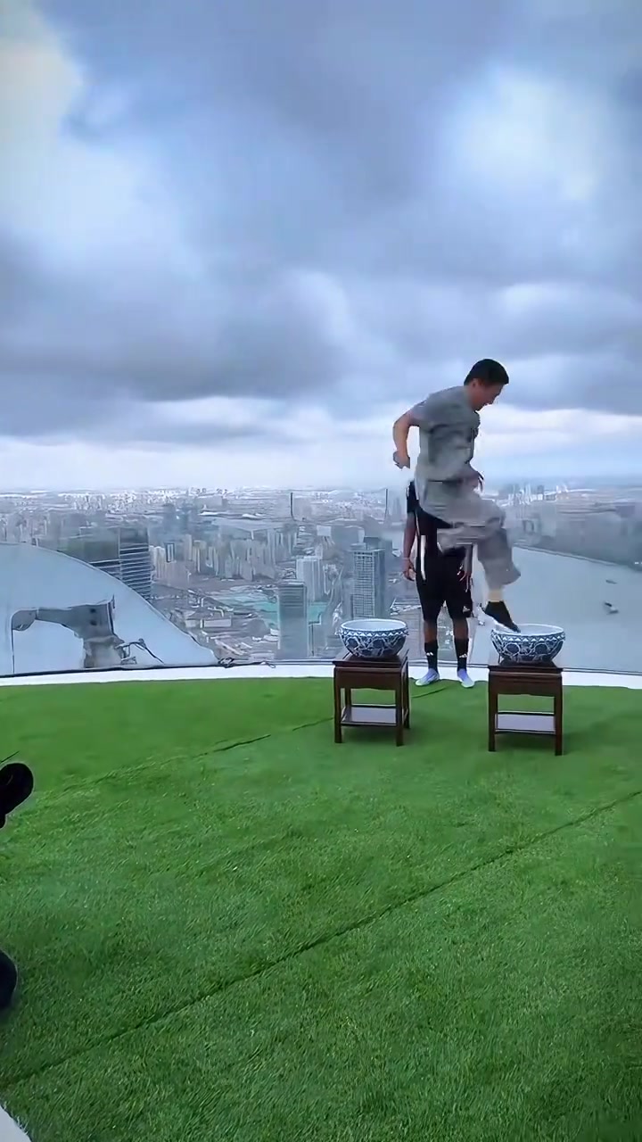 驚呆啦亞馬爾到達(dá)上海體驗(yàn)中國(guó)功夫輕功水上漂