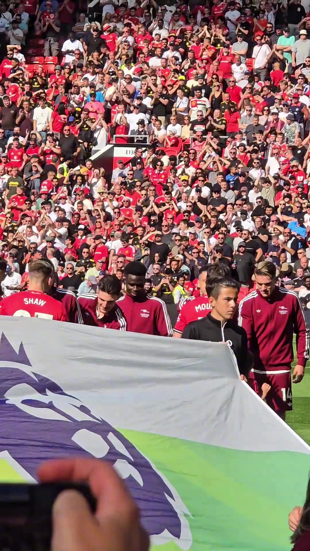 激情四射賴斯對著芒特拋媚眼甚至對著接下來每一個人都拋媚眼