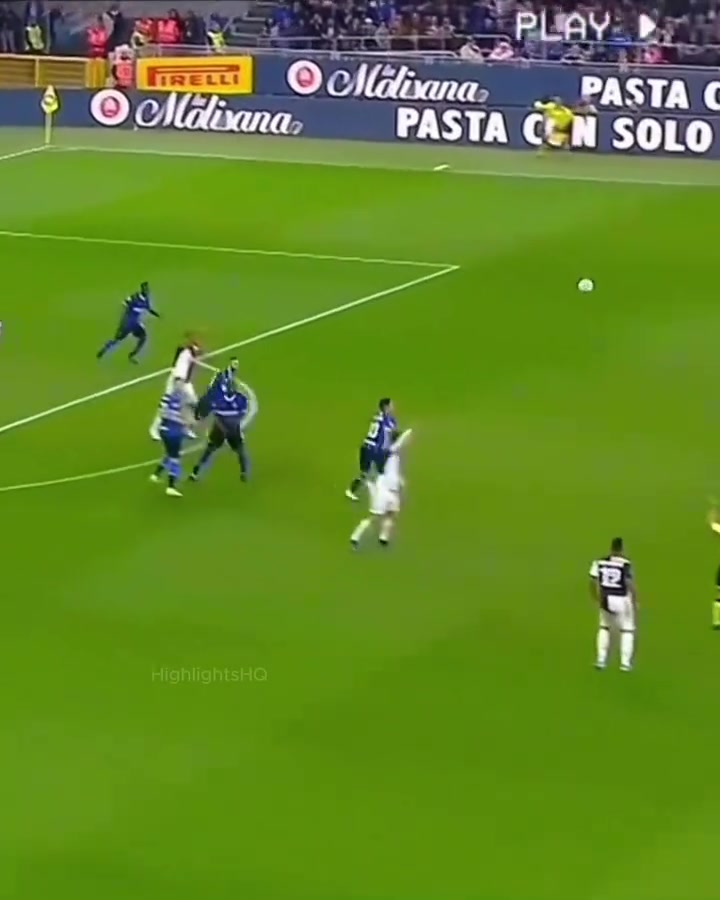 C羅這爆射真的太震撼了若踢在普通人身上不得青一塊紫一塊的?