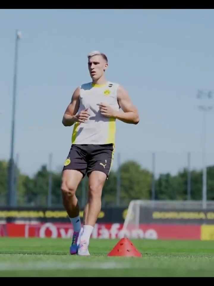 這肌肉架子真帥啊施洛特貝克恢復(fù)訓(xùn)練中