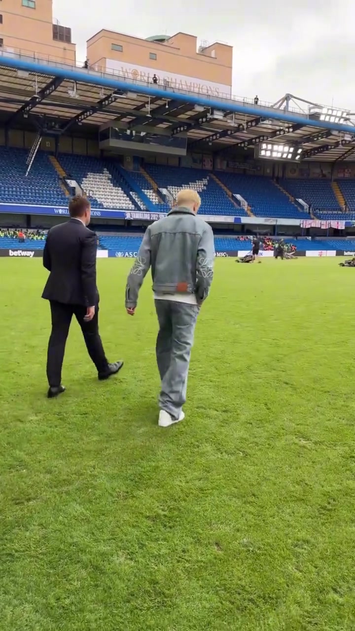 切爾西2-0富勒姆賽后加納喬在工作人員帶領(lǐng)下參觀斯坦福橋球場