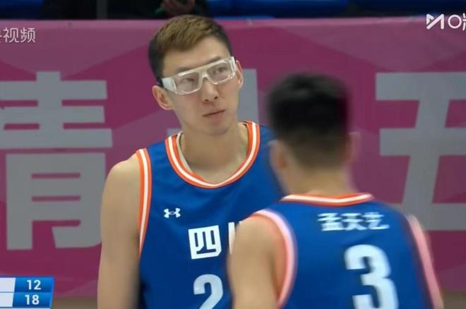 四川隊(duì)63分大勝，周琦24+18胡金秋25+6，趙巖昊22+6+7孫銘徽9+12