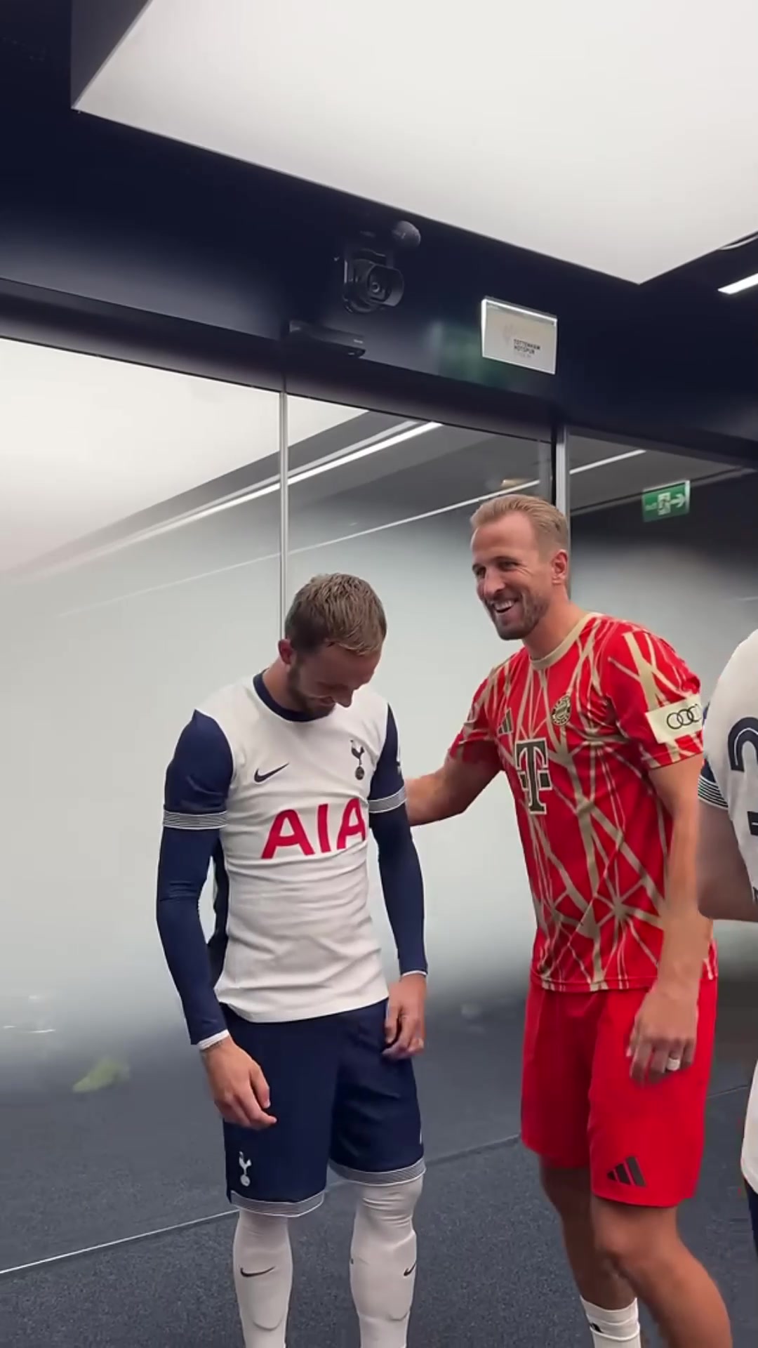 擁抱致意當孫興慜和凱恩再次相見兩人甜蜜地擁抱在了一起