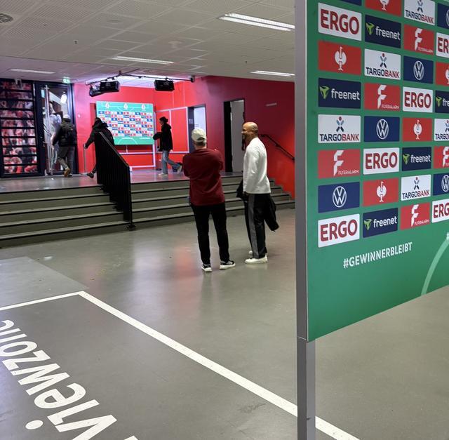 記者：離開科隆主場前，孔帕尼與科隆主帥友好地交談了數(shù)分鐘