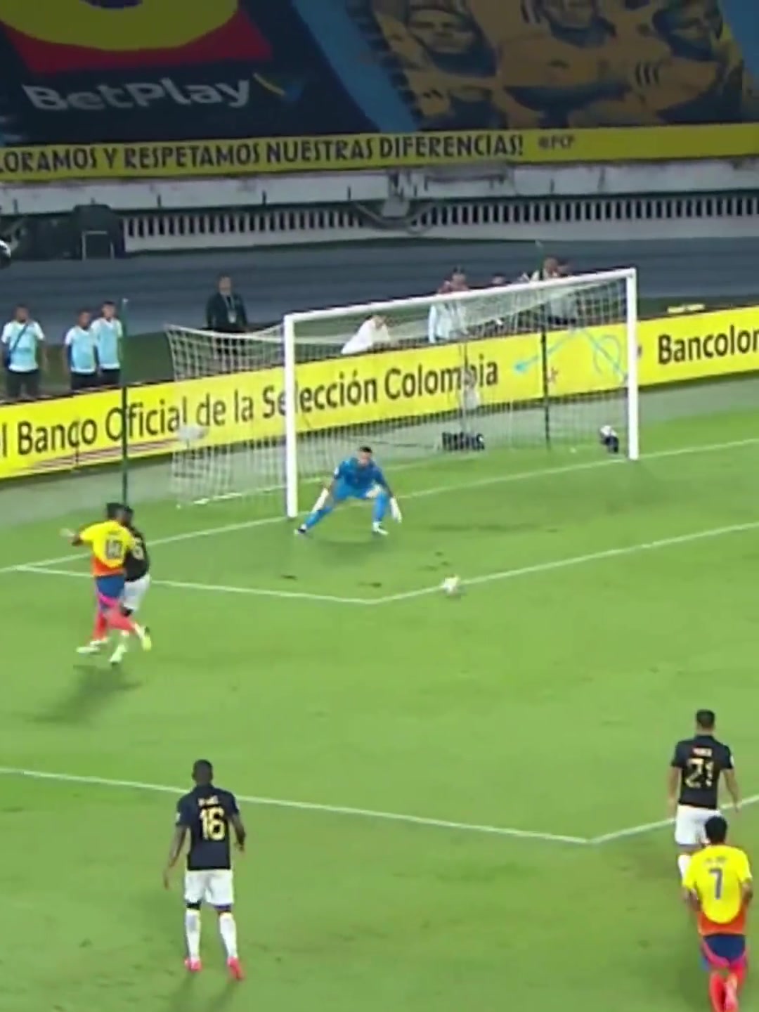 離大譜j羅這餅都喂到嘴邊了還能吐出來