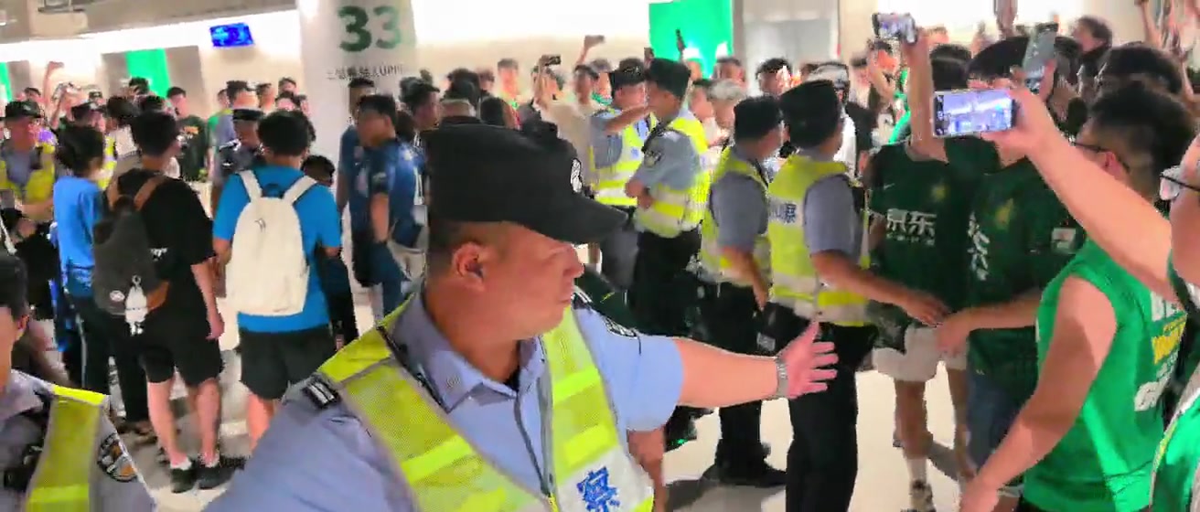 需警察護(hù)送實(shí)拍一群申花球迷疑似被國(guó)安球迷圍在球迷通道內(nèi)