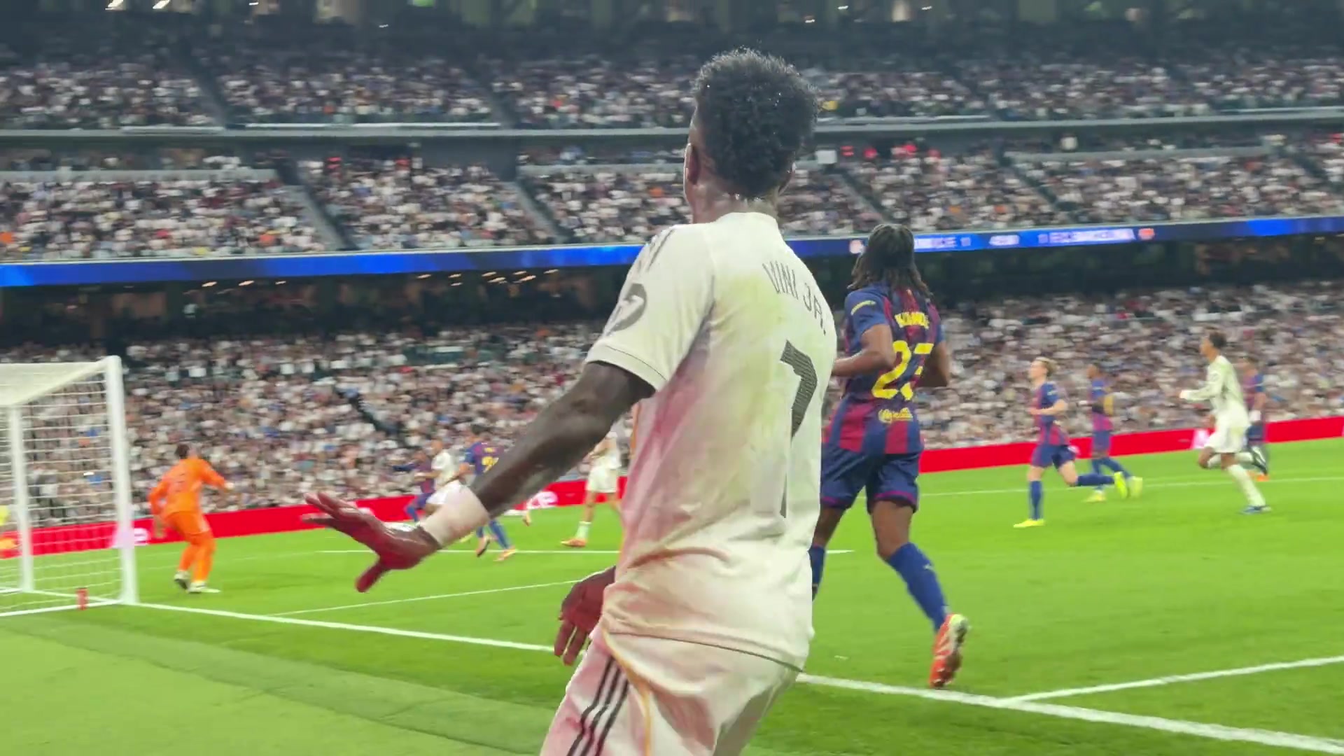 現(xiàn)場女球迷吐槽擋著我了小熊不讓我看進球是覺得太殘忍了嗎