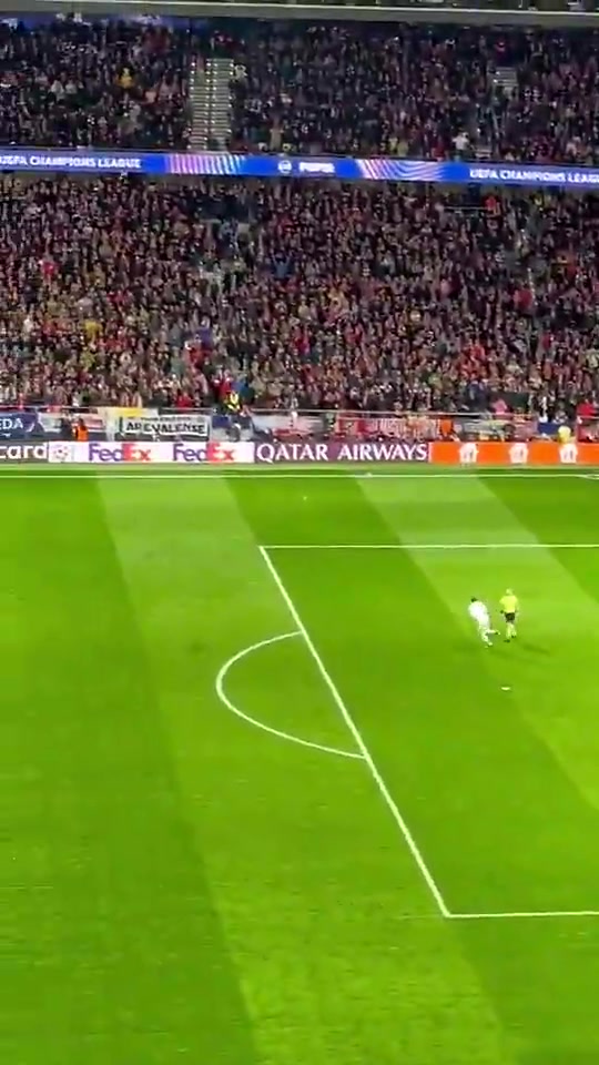 此前皇馬晉級后呂迪格高抬腿狂奔皇馬全隊模仿