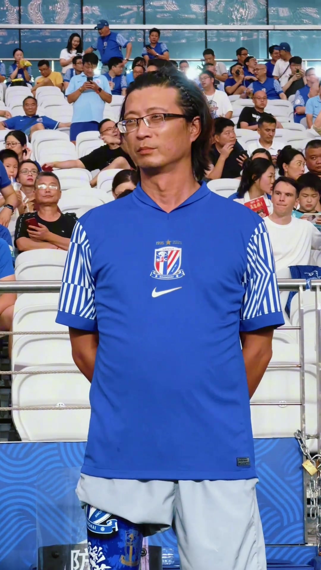 單足支撐藍色信仰申花球迷陶吾煒賽前擔(dān)任主場國歌領(lǐng)唱人