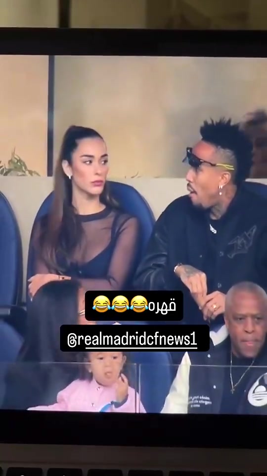 家庭弟位米利唐和女友在看臺觀看皇馬比賽時看著有點弱氣