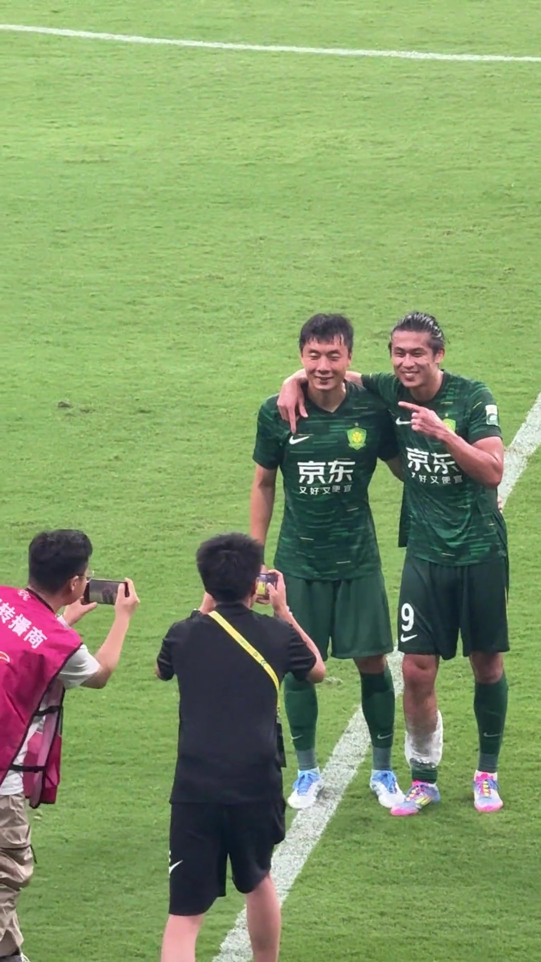 網(wǎng)友曬現(xiàn)場(chǎng)實(shí)拍李磊賽后疑似向國安球迷揮手告別