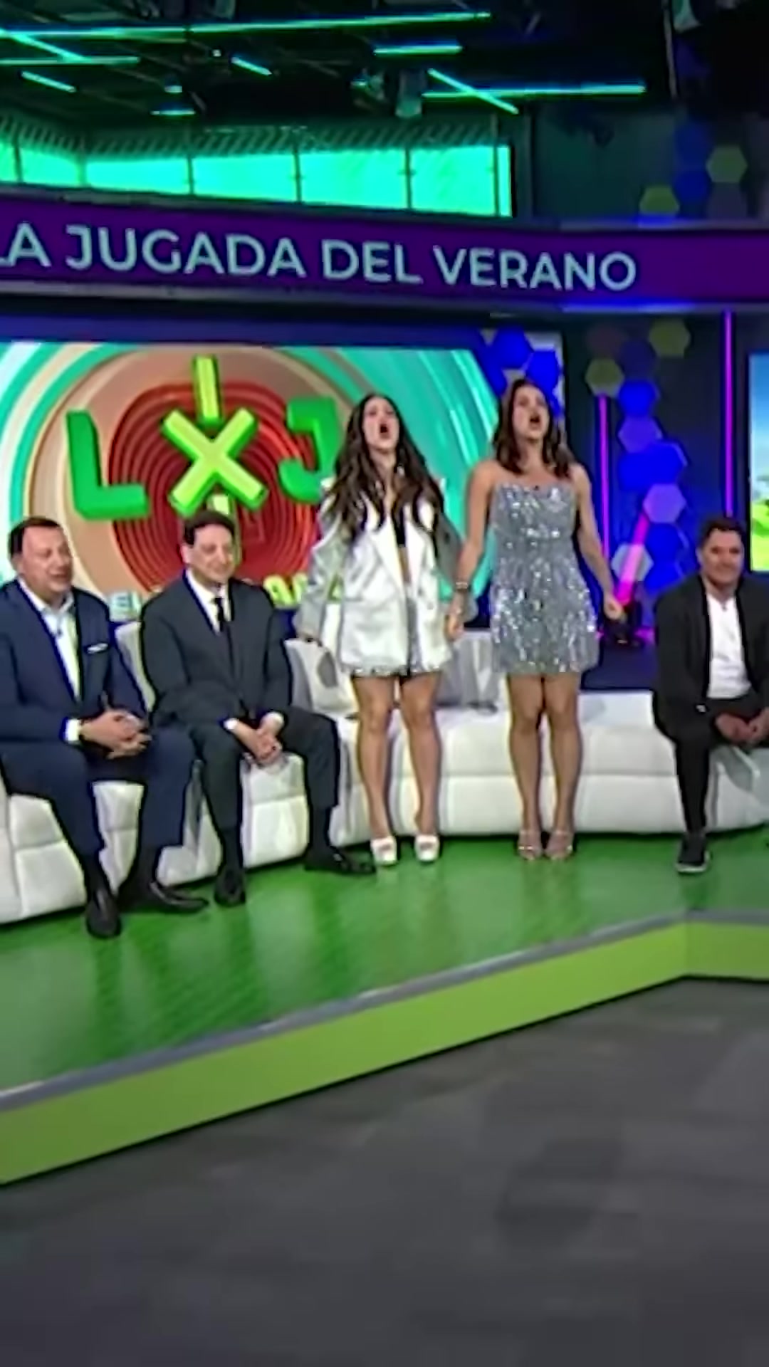 倆美女嘉賓在國(guó)外節(jié)目上致敬C羅這Siu的真標(biāo)準(zhǔn)啊