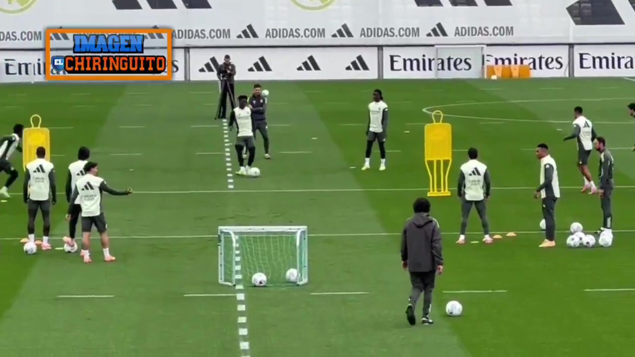 囧維尼修斯訓(xùn)練賽多次射門不進(jìn)隊友都看不下去了