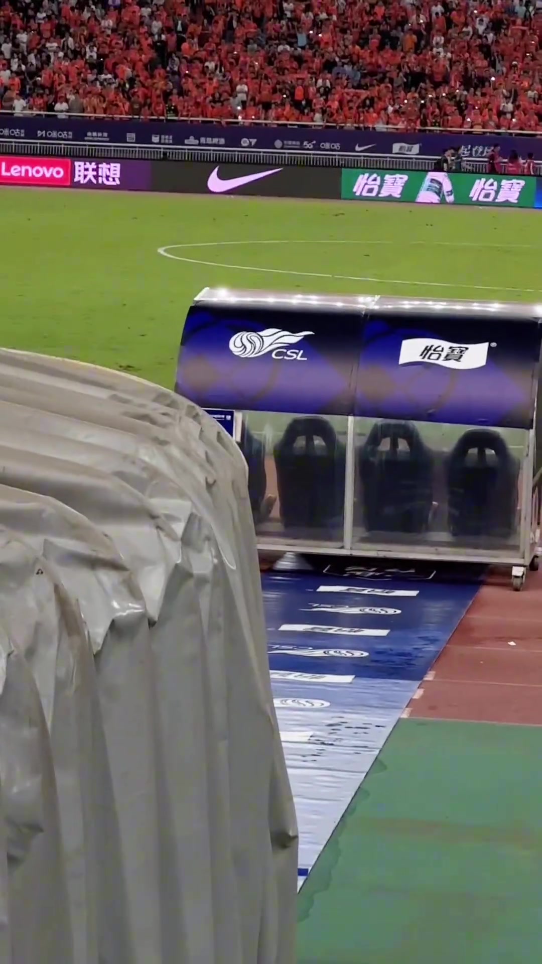 撒鹽實(shí)拍賽后泰山球迷朝退場(chǎng)的恩加德烏大喊Six