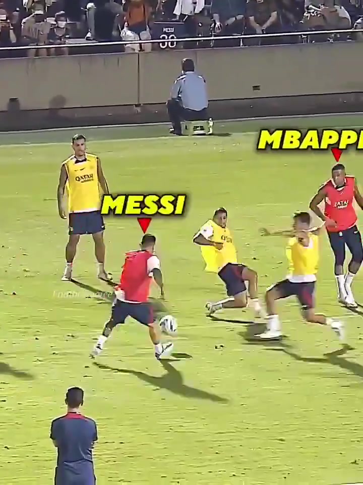 看好了梅西向姆巴佩展示如何過人