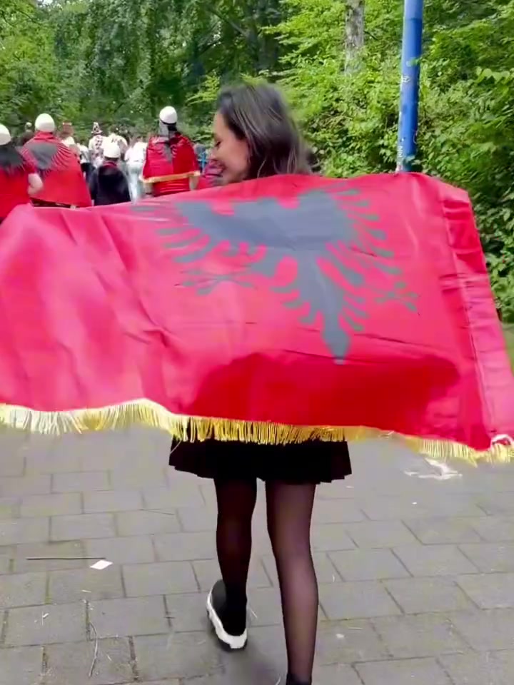 烈焰紅唇阿爾巴尼亞女主持大秀性感身材這一抹紅真好看