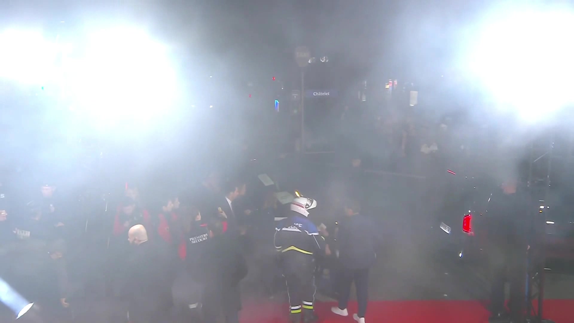 啥情況金球獎(jiǎng)結(jié)束后場(chǎng)館外大批聚眾高喊婊子養(yǎng)的巴薩