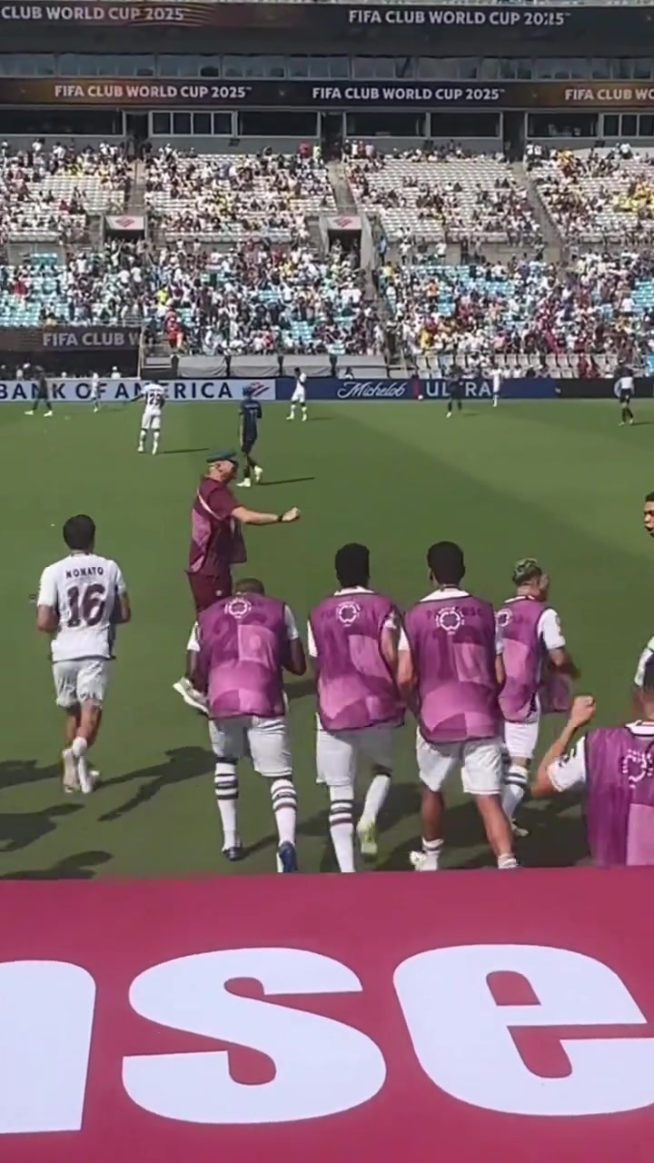 真給南美足球長(zhǎng)臉弗魯米嫩塞淘汰國(guó)米晉級(jí)8強(qiáng)看臺(tái)球迷落淚