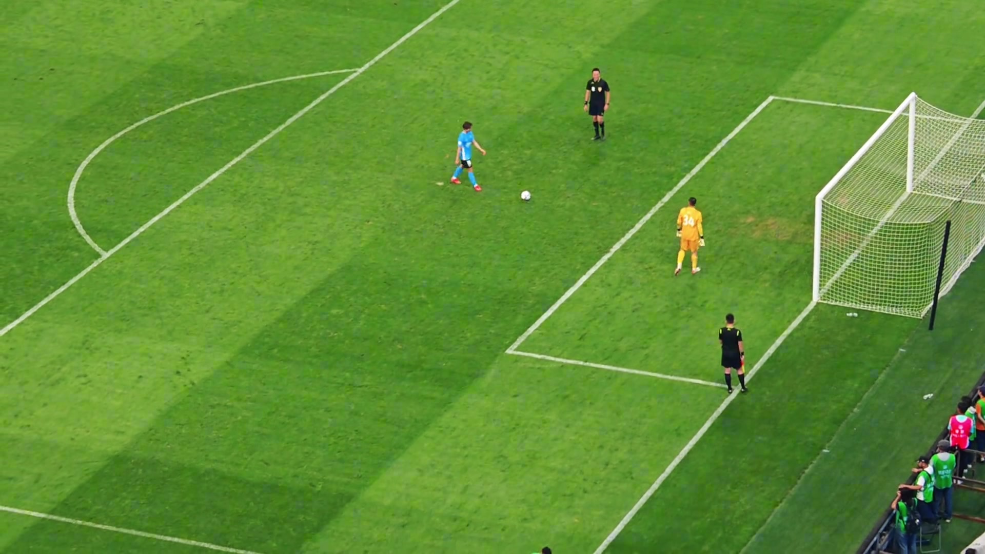 現(xiàn)場(chǎng)實(shí)拍侯森撲出絕命點(diǎn)球后國(guó)安遠(yuǎn)征球迷看臺(tái)陷入瘋狂