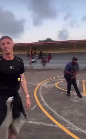 這投籃動(dòng)作挺別致啊帕爾默輕松投進(jìn)三分