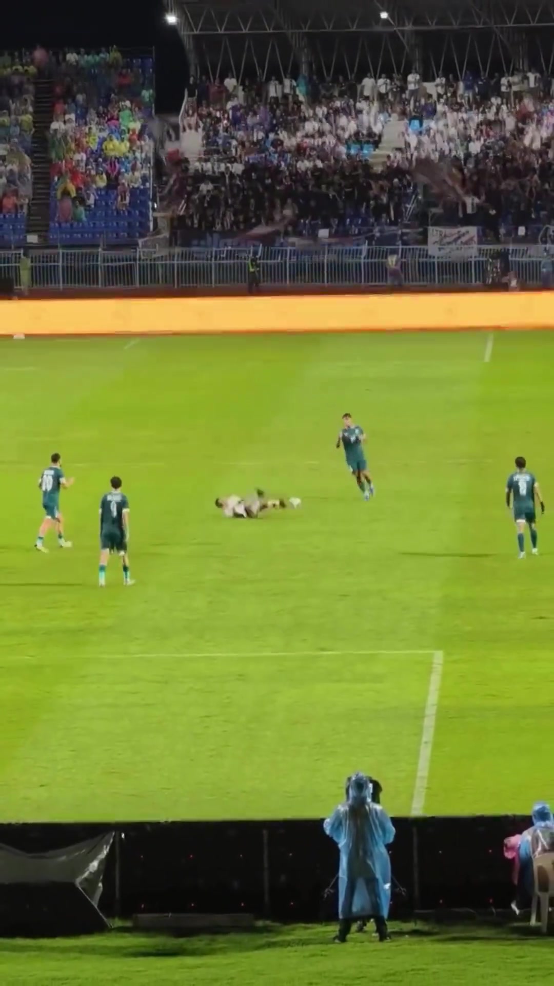 下死腳啊泰國梅西被惡意踢翻兩隊(duì)爆發(fā)沖突