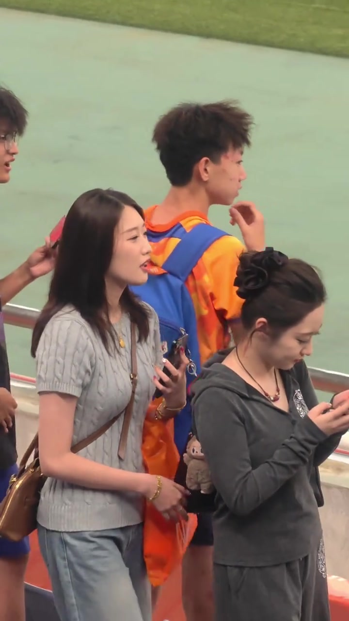 泰山主場迎戰(zhàn)青島西海岸中外美女球迷在濟(jì)南奧體看臺爭奇斗艷