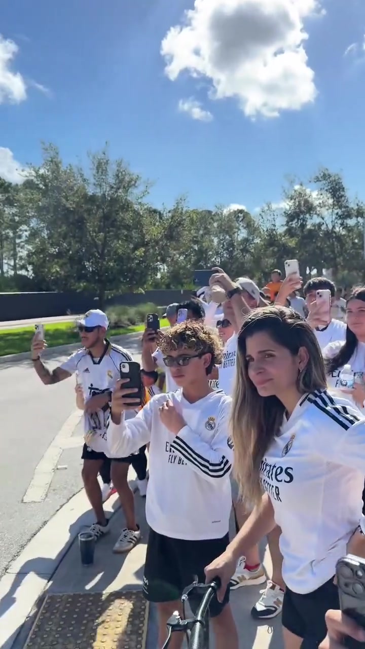 這車沒窗戶皇馬大巴抵達美國路邊吃瓜群眾陣陣歡呼