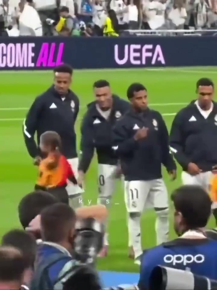 暖男小球童跑向姆巴佩想要他的外套后者爽快答應(yīng)