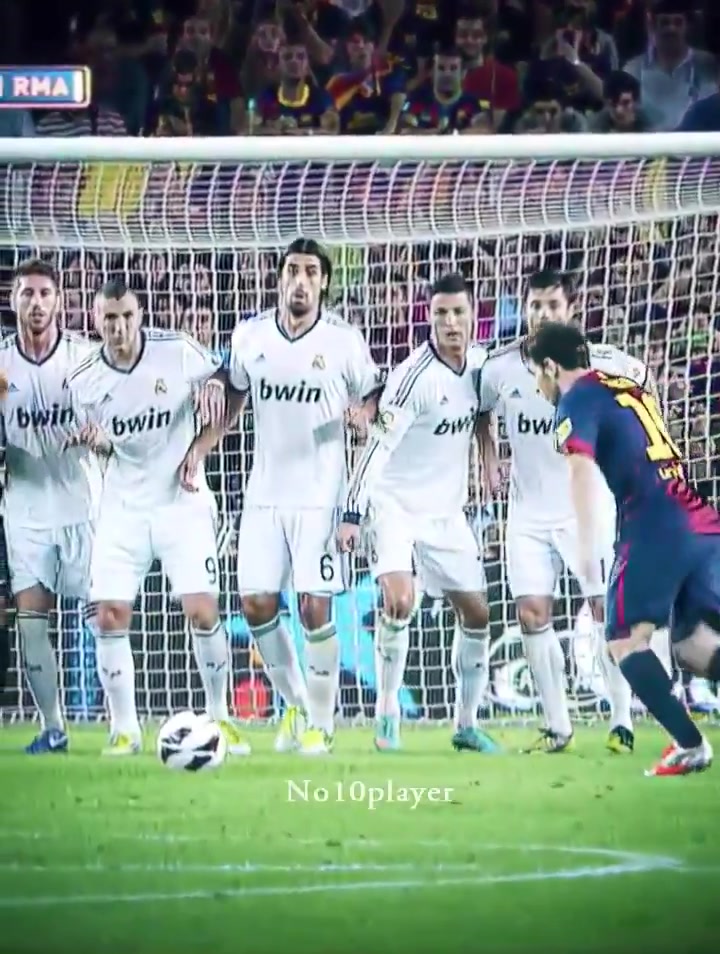 昔日國(guó)家德比面對(duì)皇馬豪華人墻梅西打入精彩任意球