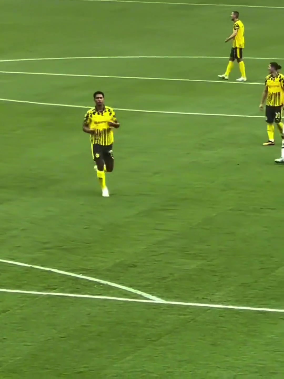 太像了連跑步姿勢都一樣貝林厄姆19歲弟弟完成多特蒙德首秀