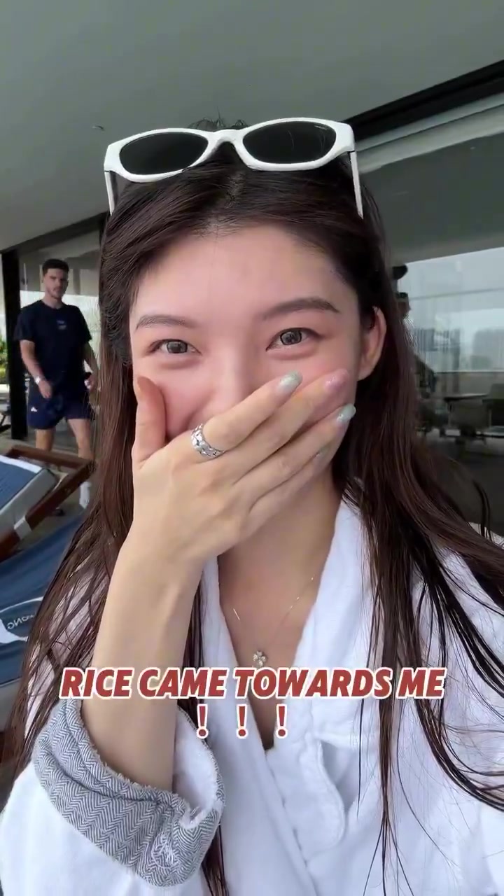 賴斯闖入鏡頭打招呼小姐姐激動(dòng)壞了