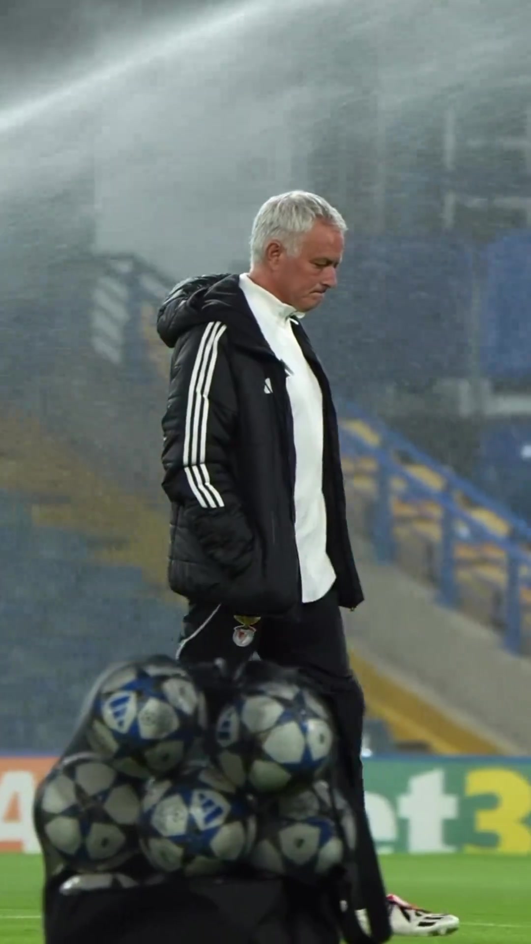 故地重游穆里尼奧賽前獨自踩場斯坦福橋滿眼熟悉皆過往