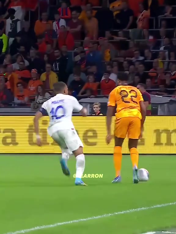 當(dāng)超跑遭遇泥頭車(chē)網(wǎng)友姆巴佩在鄧弗里斯面前有理說(shuō)不清