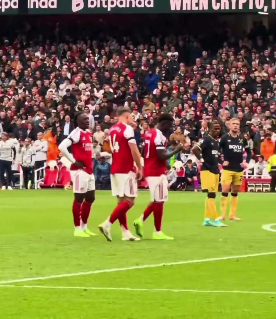 薩卡罰點(diǎn)球前約克雷斯說(shuō)了什么