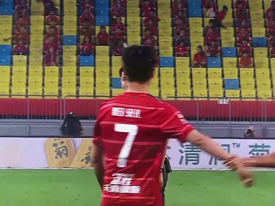 面對世豪的鼓掌卡牌大師馬寧慢一秒都是對南博賽文的不尊重