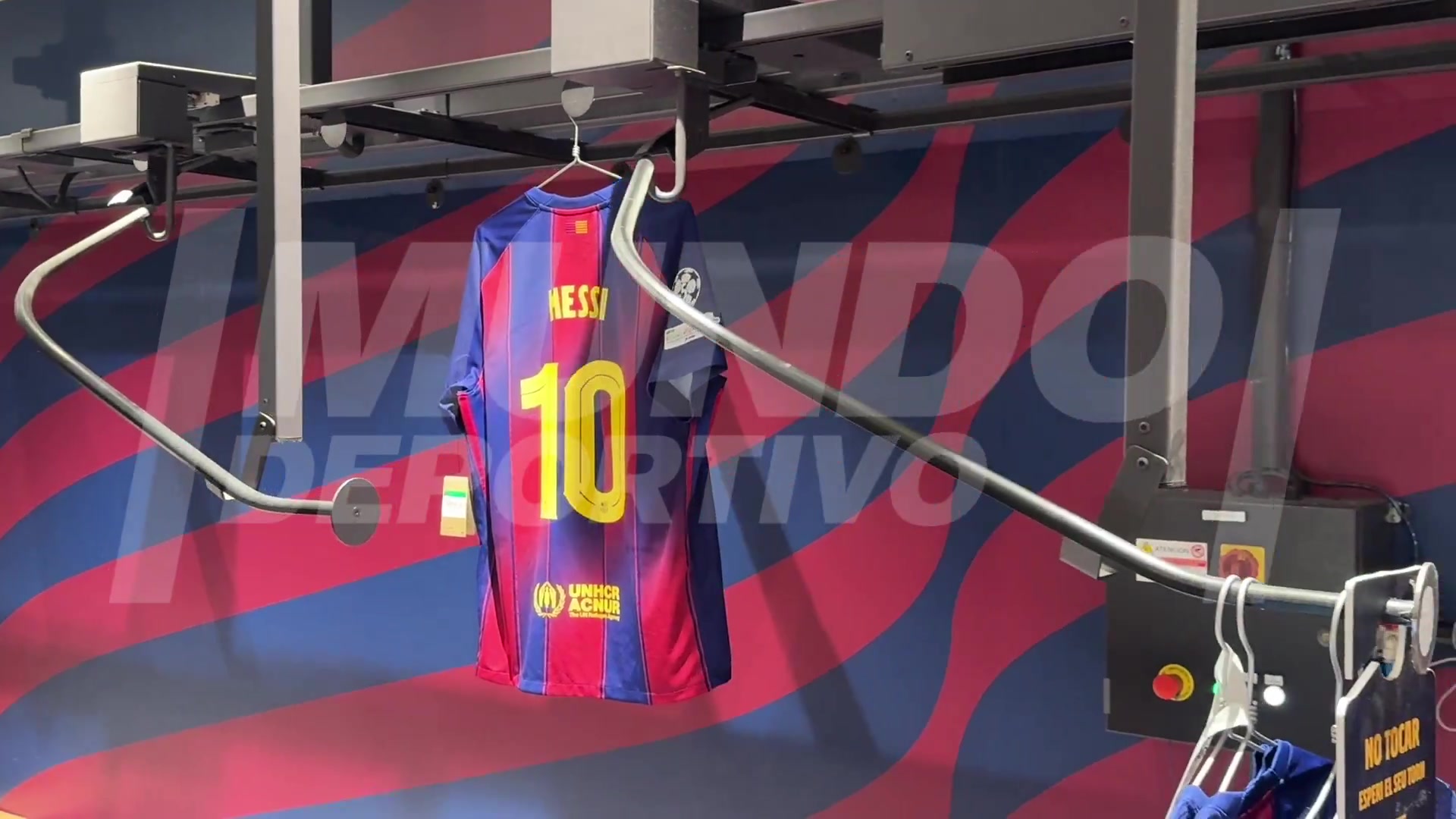 賺情懷新款巴薩球衣在商店出售上面印有梅西的名字和號(hào)碼