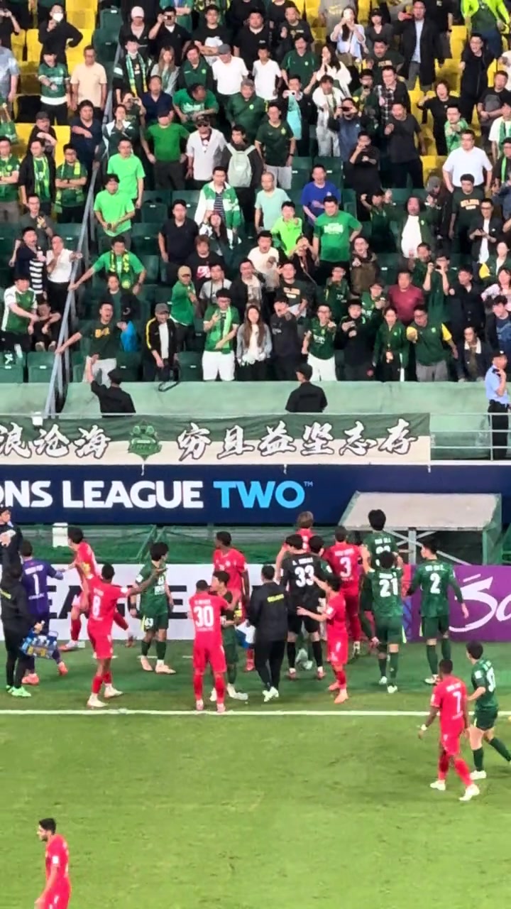 國安球迷扔水瓶精確命中河內(nèi)球員后者暴怒踢廣告牌