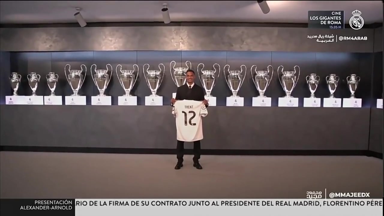 笑容滿(mǎn)面阿諾德手舉12號(hào)球衣和皇馬15座歐冠獎(jiǎng)杯合影