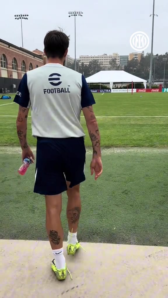 國(guó)米官推曬視頻藍(lán)黑將帥備戰(zhàn)世俱杯氛圍輕松