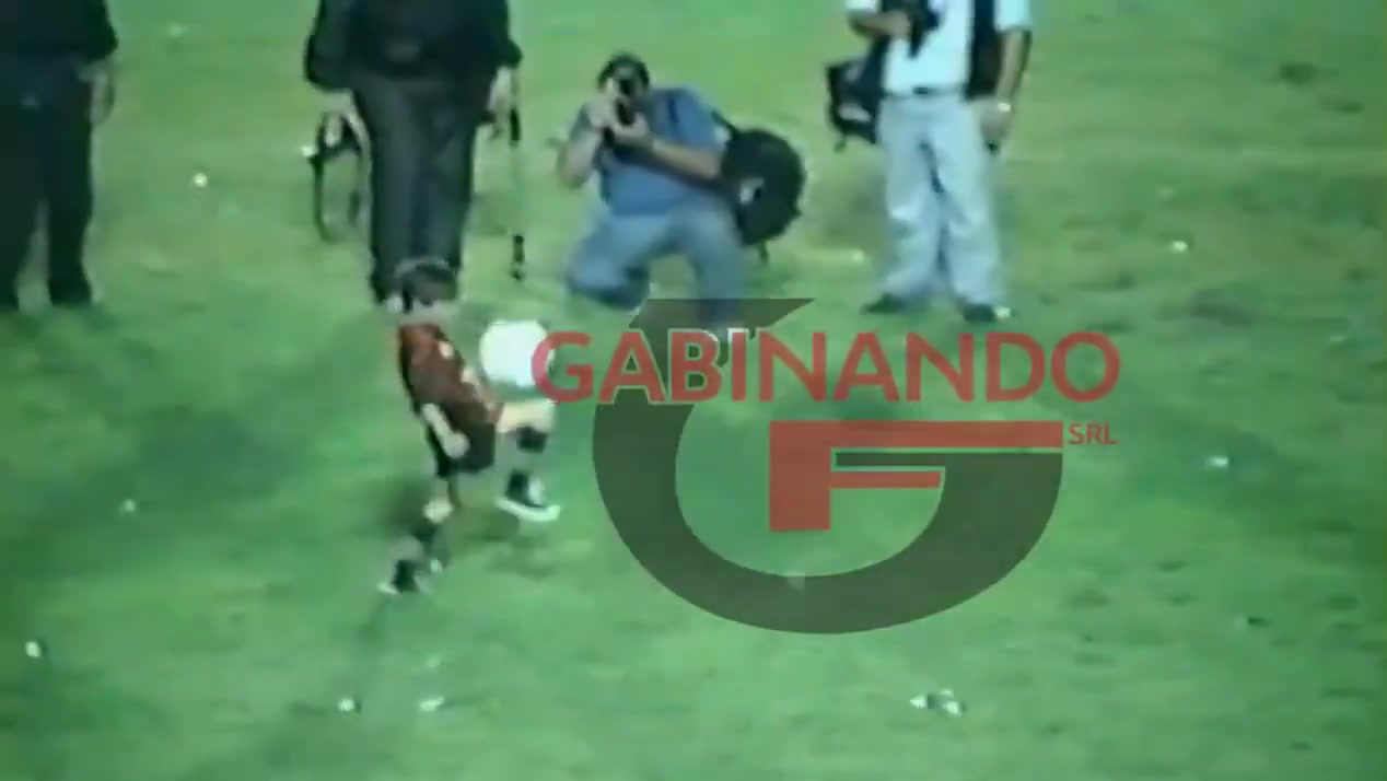 球迷公布一段未曾公開的影像9歲梅西顛球觀眾高呼馬拉多