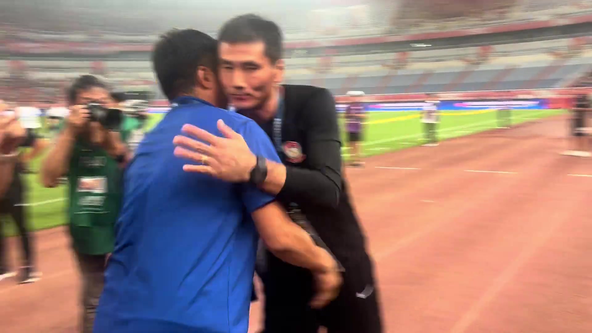 本土教練交鋒賽前韓鵬與邵佳一寒暄