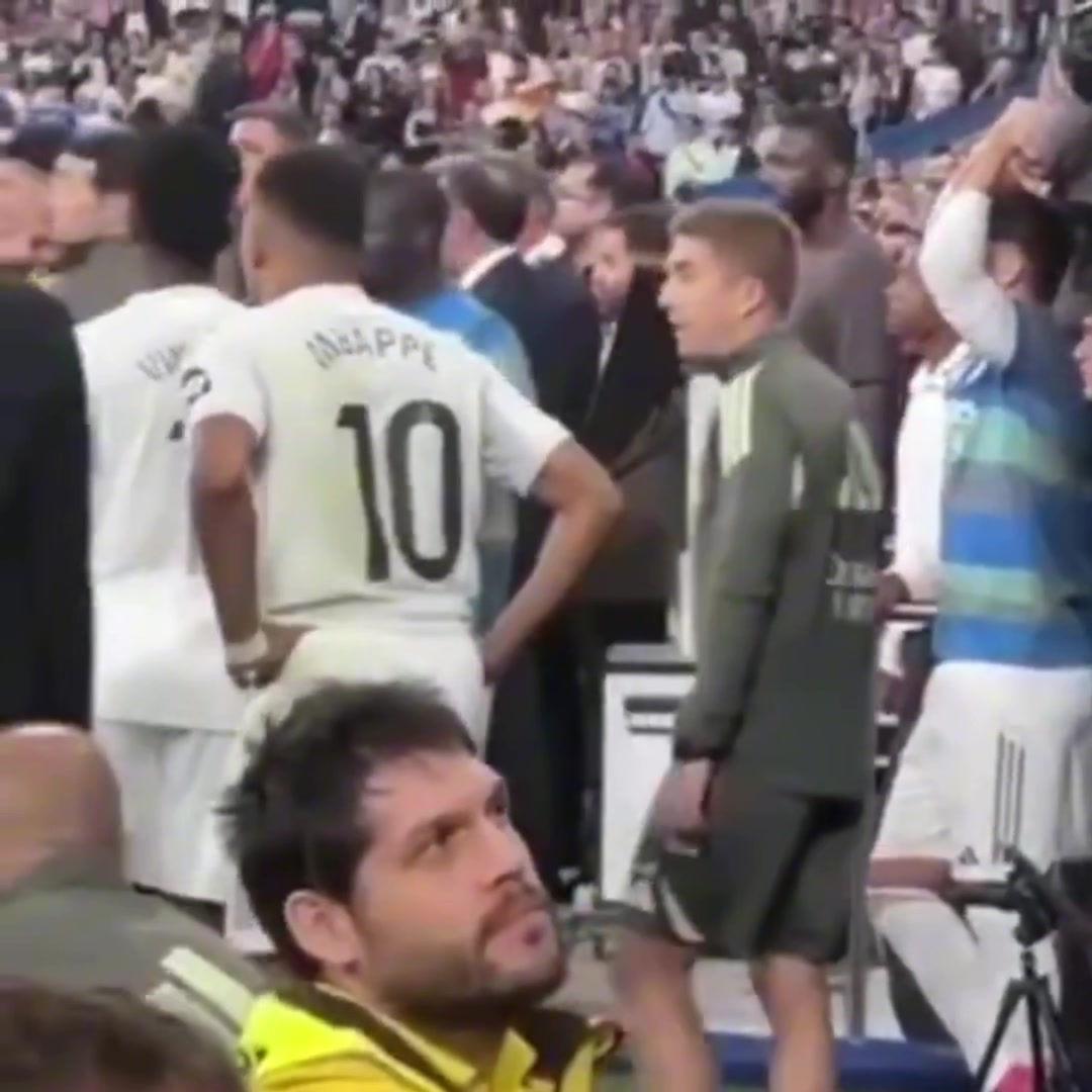 不管了姆巴佩剛開始還拉住維尼修斯過會(huì)兒直接加入戰(zhàn)斗