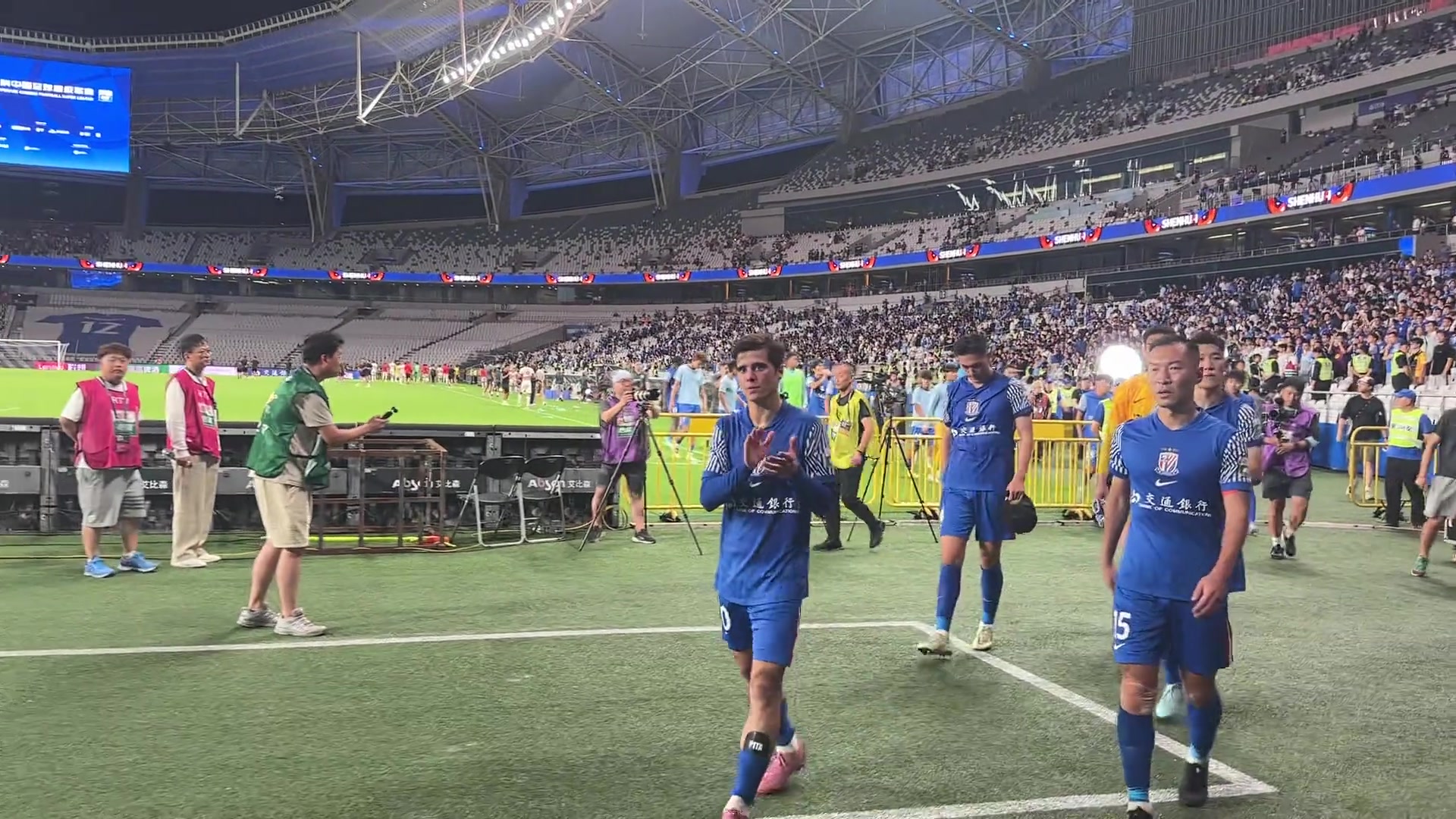 申花補時被成都絕平喪失爭冠主動權(quán)全場球迷仍高唱努力拼搏