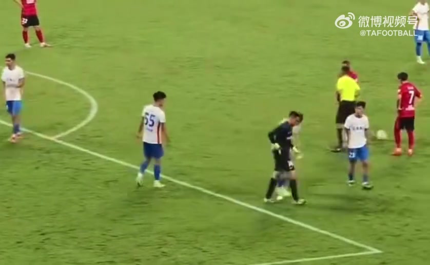 王大雷將隊(duì)長(zhǎng)袖標(biāo)扔給隊(duì)友隊(duì)友從地上撿起來(lái)