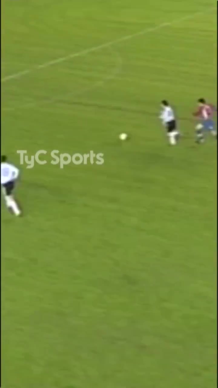 21年前的今天17歲梅西替補(bǔ)登場這標(biāo)志國家隊生涯開始了