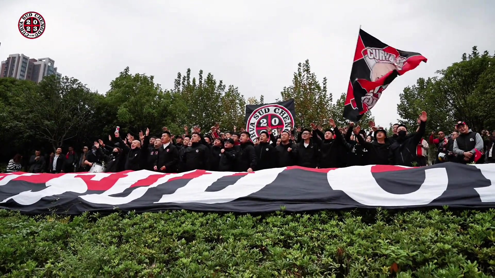 冠軍之心 臨戰(zhàn)無(wú)退蓉城球迷在訓(xùn)練場(chǎng)外為球隊(duì)助威吶喊